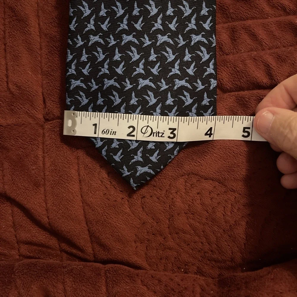 DUCK BANANA REPUBLIC Italy DESIGNER NECKTIE TIE Navy W/ Light Blue Ducks 4x57.5